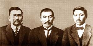 Лидеры партии  «Алаш» Ахмет Байтурсынов (слева), Алихан Букейханов и Миржакып Дулатов